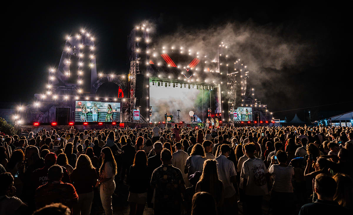 Artiști K-pop pe scenă, public entuziast, festival în România Artiști K-pop pe scenă, public entuziast, festival în România