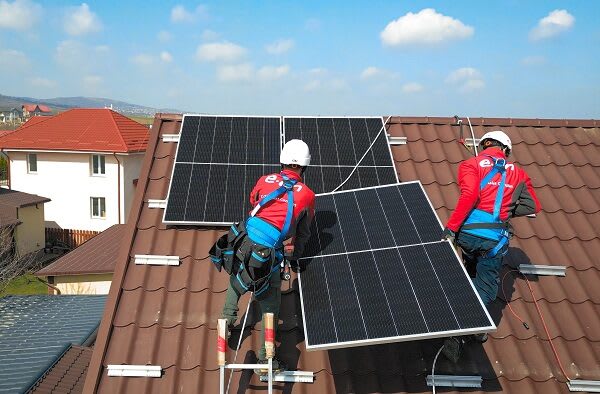 Piața fotovoltaicelor din România intră într-o nouă etapă: 9 din 10 sisteme instalate de E.ON includ baterii de stocare