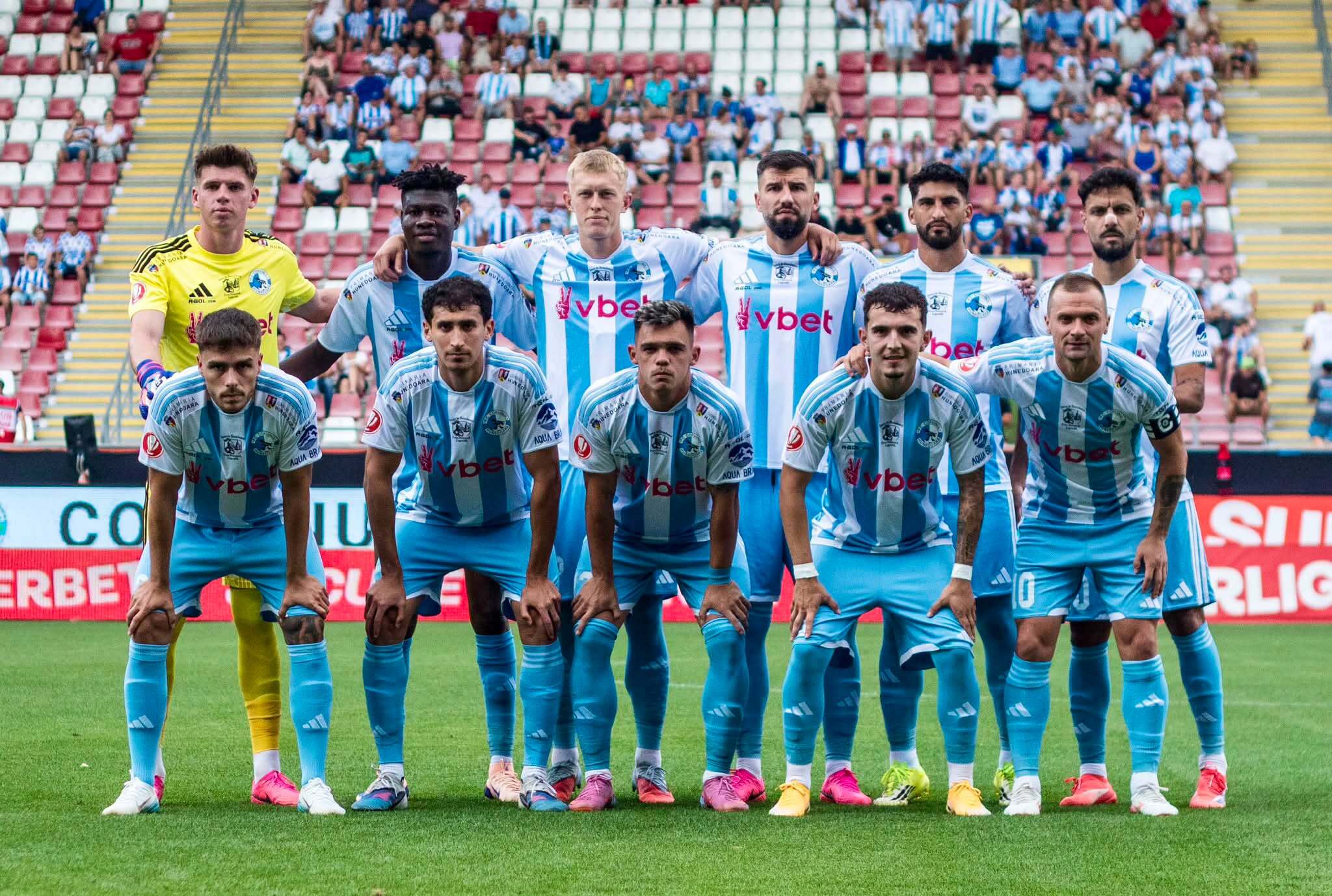 Jucători de fotbal în acțiune pe terenul din Arad
