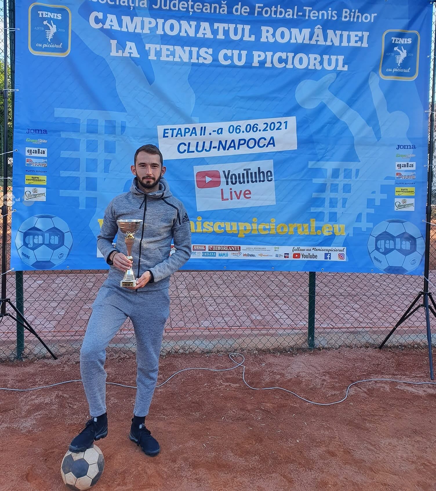 Ionuț Bica în timpul unei competiții de fotbal-tenis Ionuț Bica în timpul unei competiții de fotbal-tenis