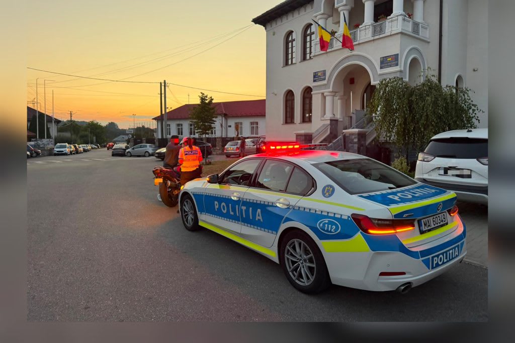 Polițiști rutieri depistând șoferi sub influența drogurilor în Vâlcea Polițiști rutieri depistând șoferi sub influența drogurilor în Vâlcea