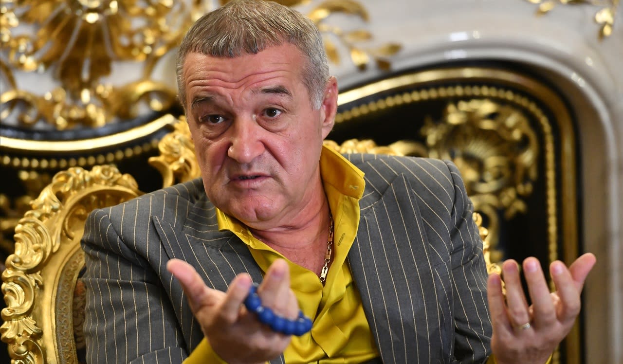 Gigi Becali și echipa FCSB pe teren, în timpul meciului Gigi Becali și echipa FCSB pe teren, în timpul meciului