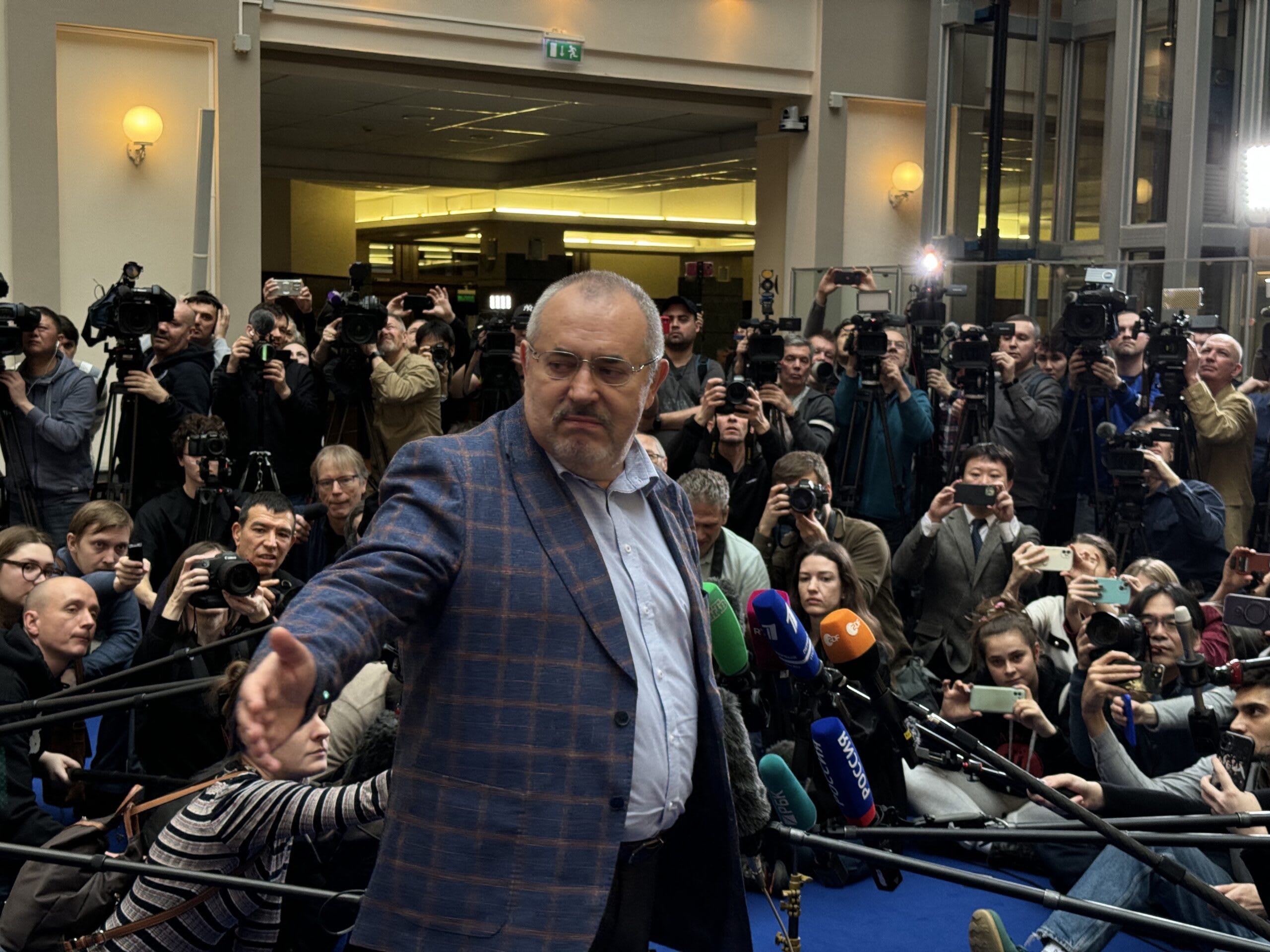 Boris Nadejdin în Franța, Turnul Eiffel în fundal Boris Nadejdin în Franța, Turnul Eiffel în fundal