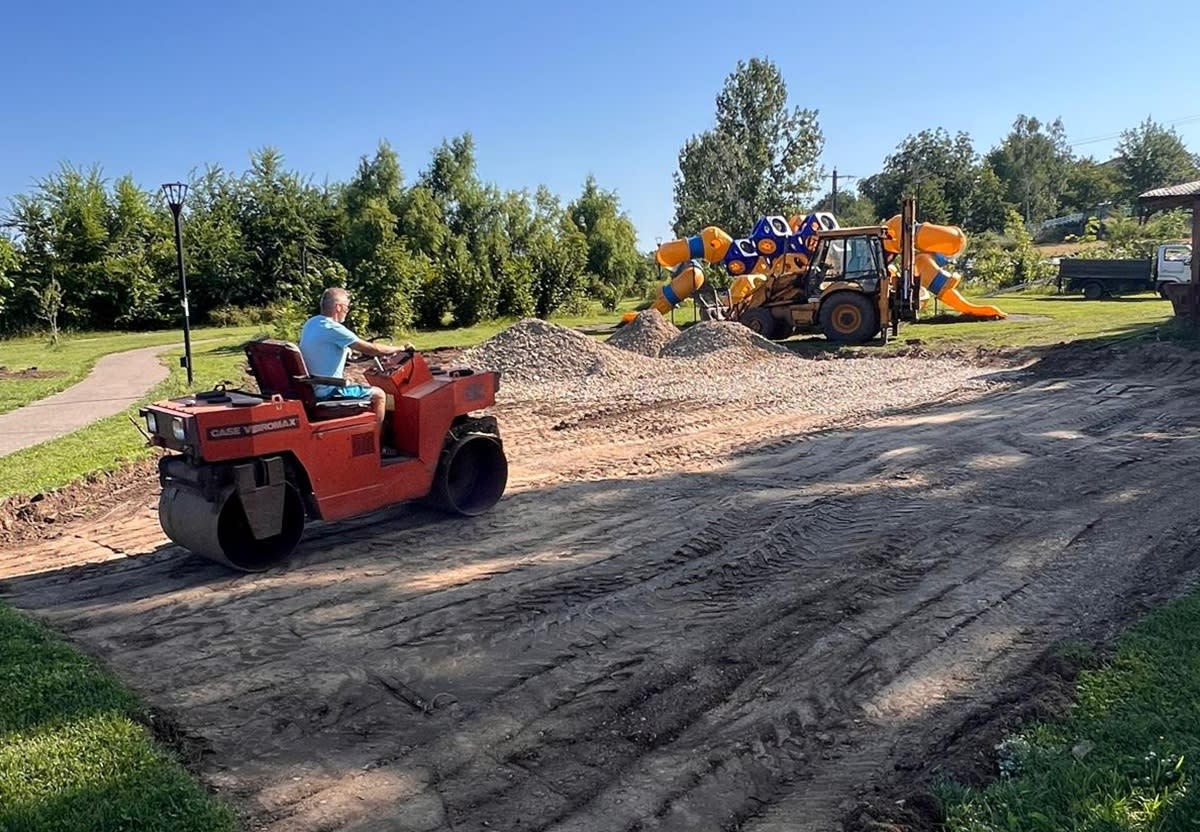 Parcul central din Băicoi va fi reconfigurat cu loc de joacă, zonă de picnic și teren de sport