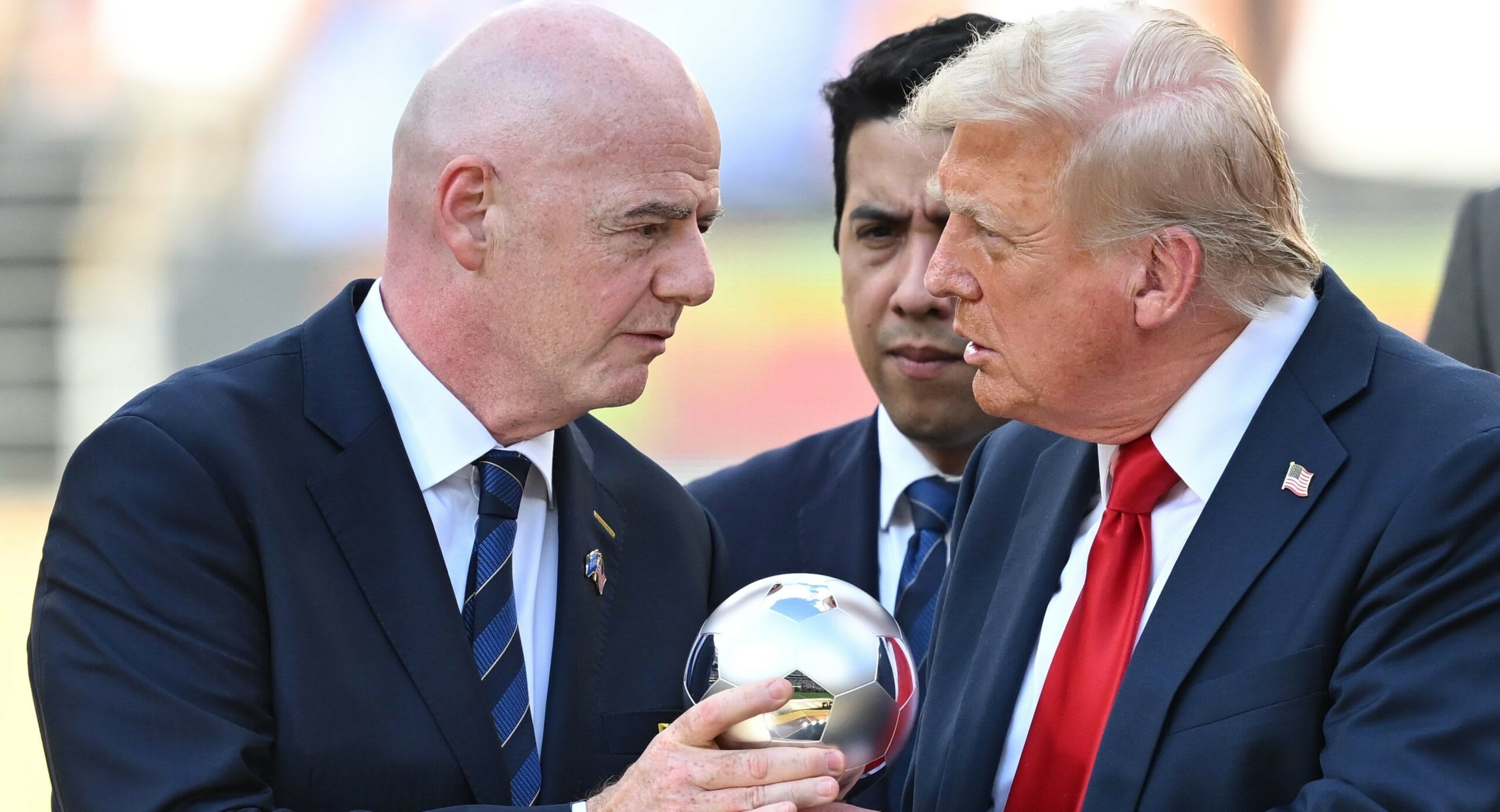 Gianni Infantino îl imploră pe Donald Trump să-i salveze postul de președinte FIFA după planul de vânzare a Cupei Mondiale