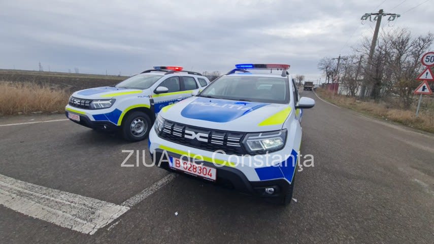 Polițiști constănțeni verificând conducători auto în trafic