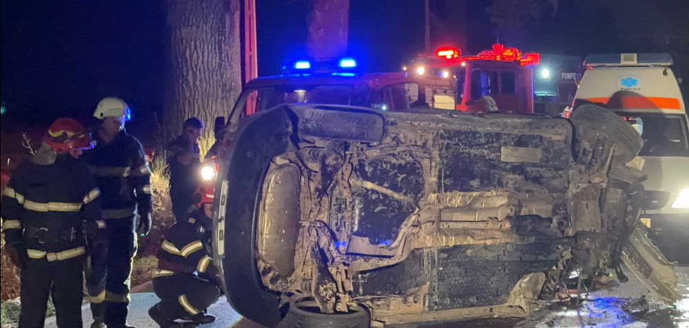 Echipaj de intervenție la accident rutier în Tulcea, mașină răsturnată, pompieri și ambulanță