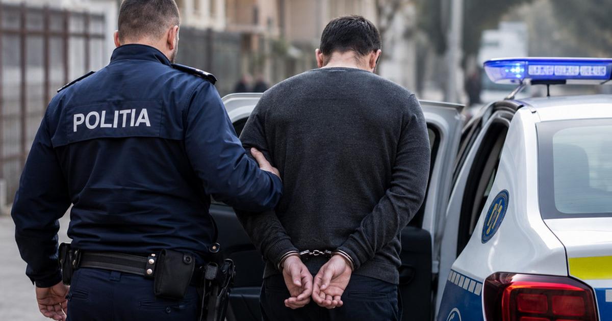 Polițiști în acțiune la percheziții Polițiști în acțiune la percheziții
