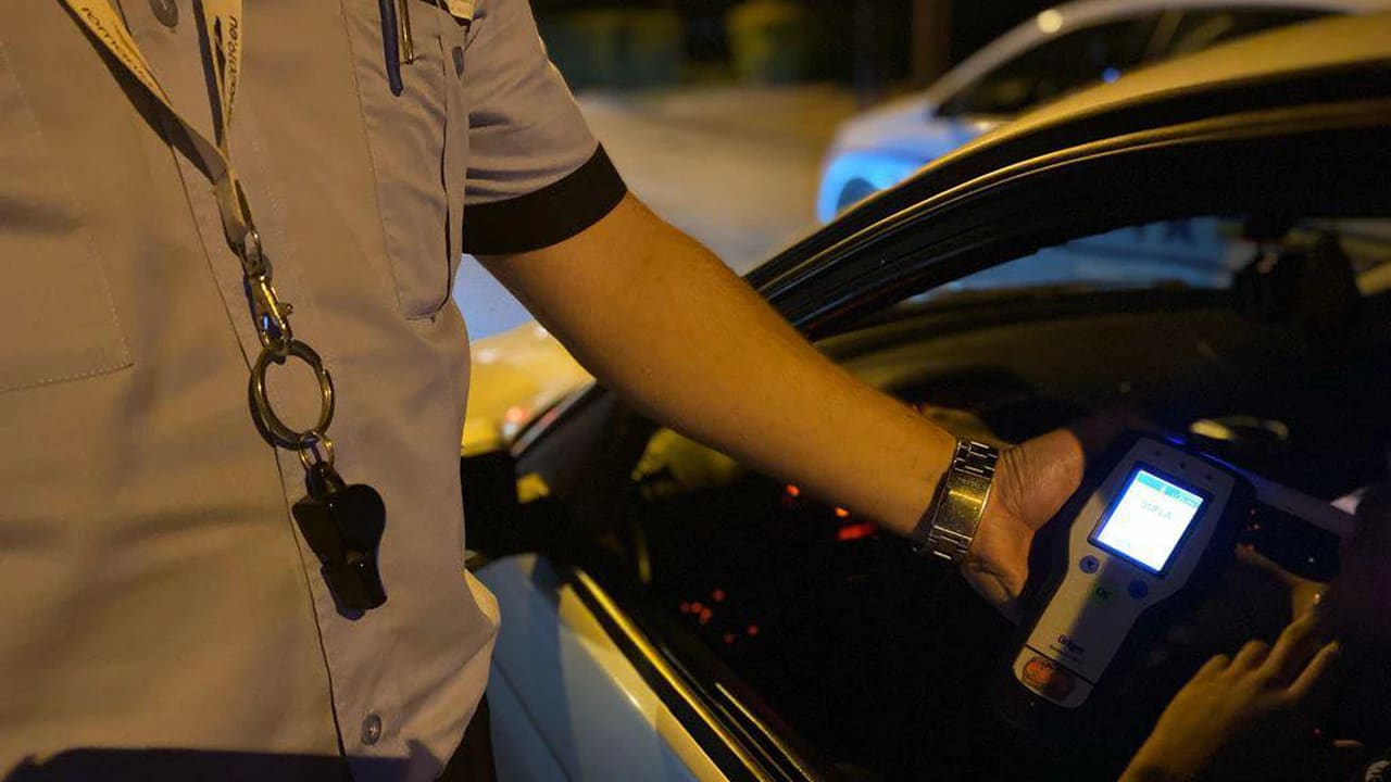 Polițiști rutieri verificând un șofer în Drobeta-Turnu Severin Polițiști rutieri verificând un șofer în Drobeta-Turnu Severin
