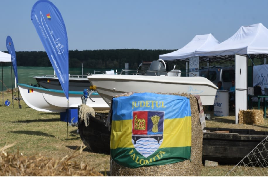 Tineri pescari tradiționali în Parcul Trandafirilor din Fetești Tineri pescari tradiționali în Parcul Trandafirilor din Fetești