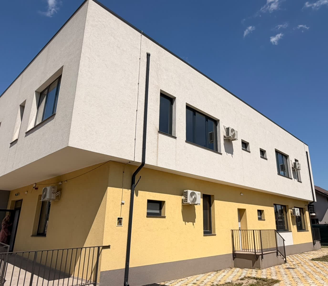 Clădire modernă a creșei publice din Berceni, curte și spații de joacă pentru copii Clădire modernă a creșei publice din Berceni, curte și spații de joacă pentru copii