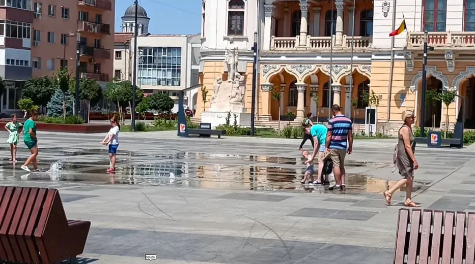 Femeie în soare cu pălărie și sticlă de apă, în Buzău Femeie în soare cu pălărie și sticlă de apă, în Buzău