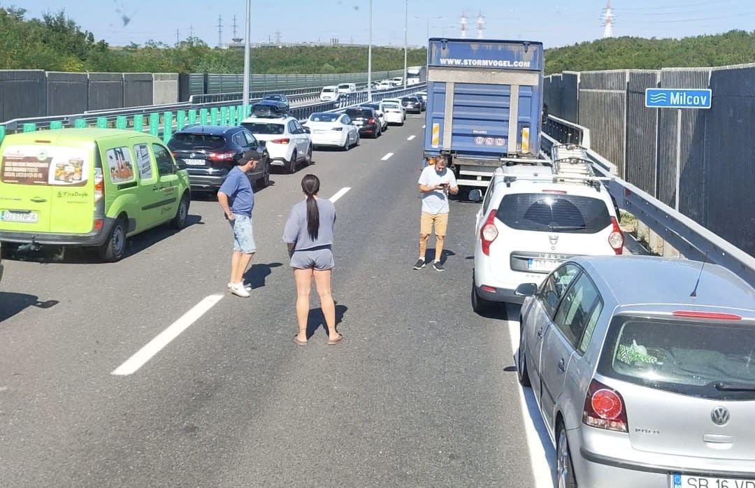 Accident rutier pe Drumul Expres Craiova – Pitești: tir a lovit un autoturism staționat, trei persoane au fost rănite