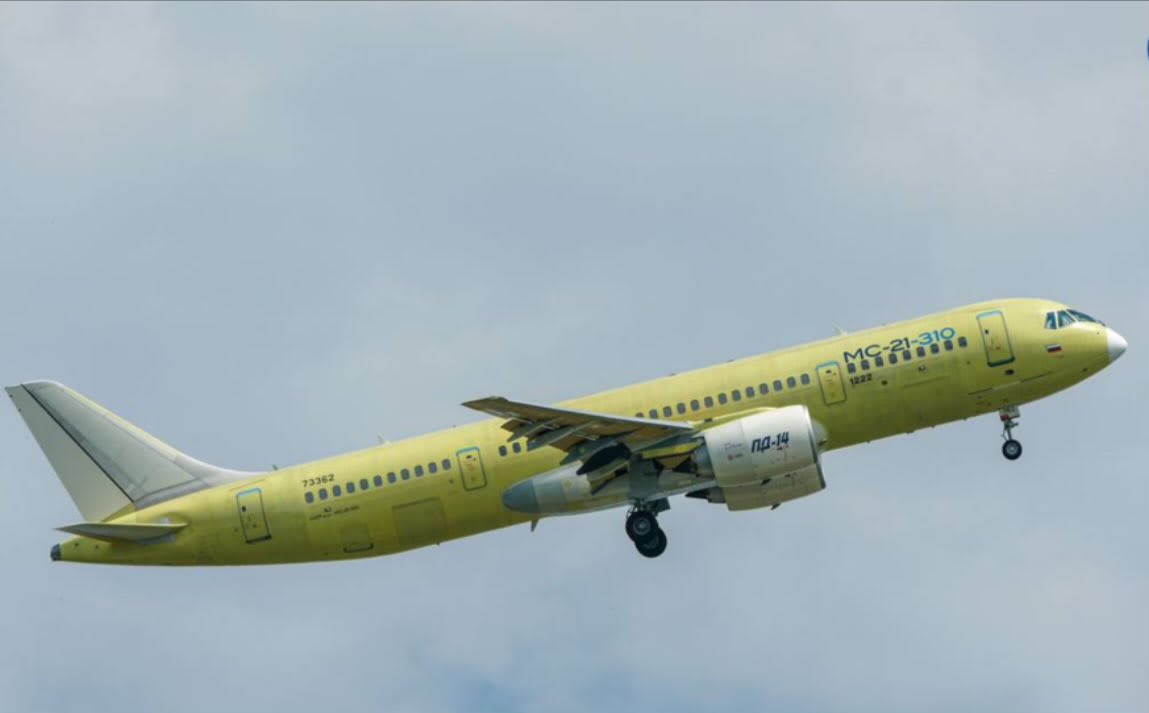 Avion de pasageri rus construit integral cu componente rusești decolând Avion de pasageri rus construit integral cu componente rusești decolând