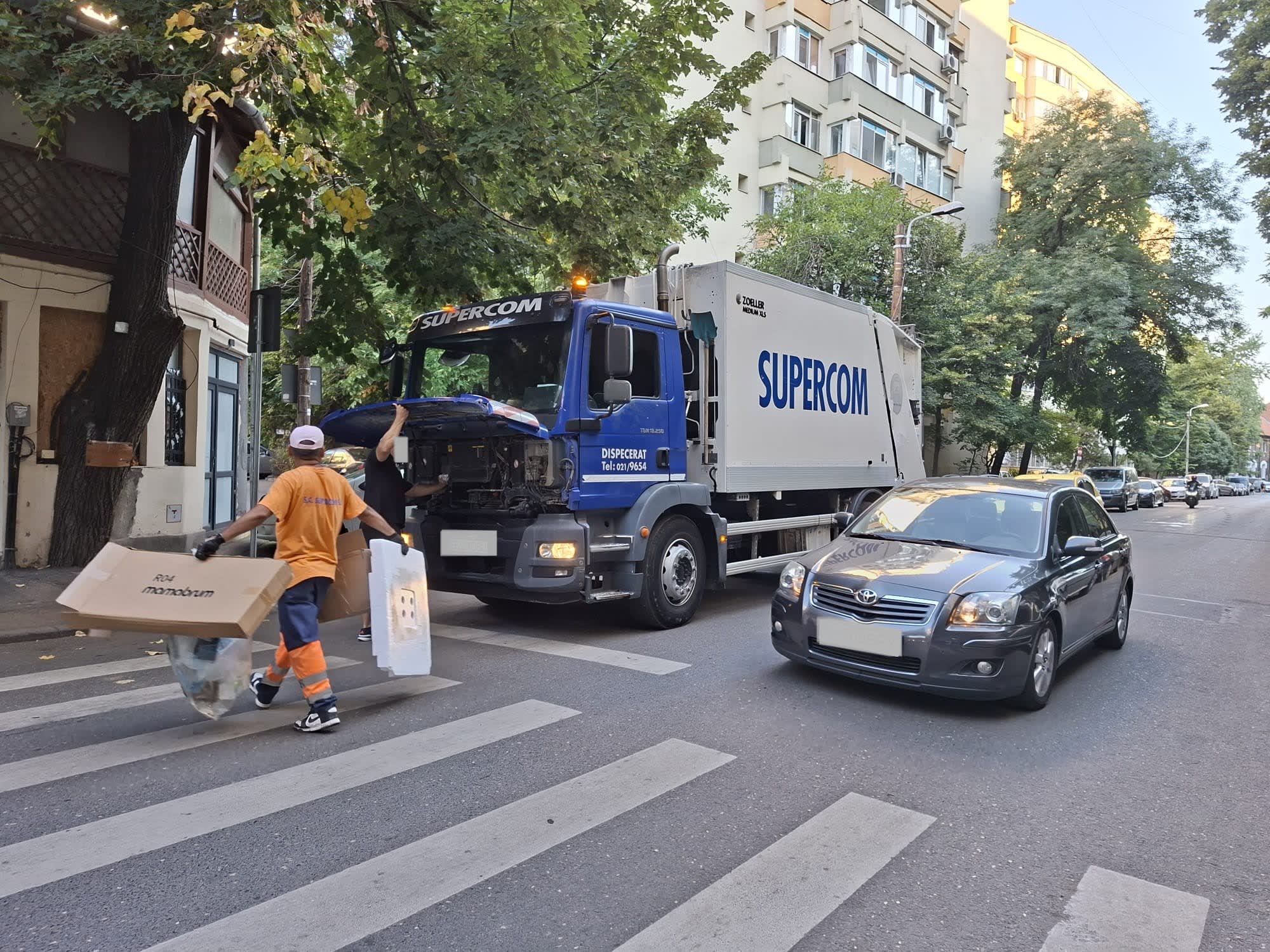 Mașină de gunoi de la Supercom varsând zoaie pe străzile din Obor Mașină de gunoi de la Supercom varsând zoaie pe străzile din Obor