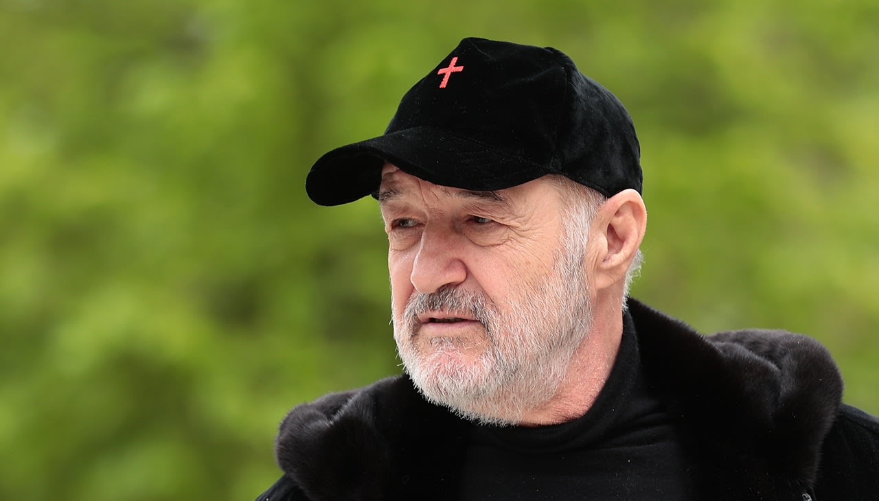 Gigi Becali în fața stadionului FCSB, discutând despre vânzare Gigi Becali în fața stadionului FCSB, discutând despre vânzare