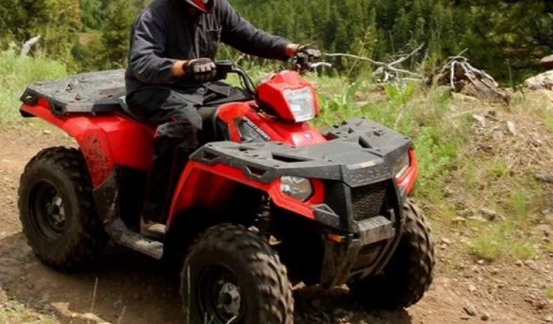 Polițiști verificând ATV neînmatriculat în Guruslău Polițiști verificând ATV neînmatriculat în Guruslău