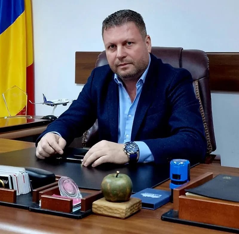 Primar Giurgiu semnând contract pentru stații de încărcare electrice Primar Giurgiu semnând contract pentru stații de încărcare electrice