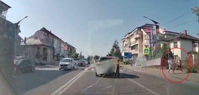 Doi tineri se bat pe o stradă din Târgu Neamț Doi tineri se bat pe o stradă din Târgu Neamț
