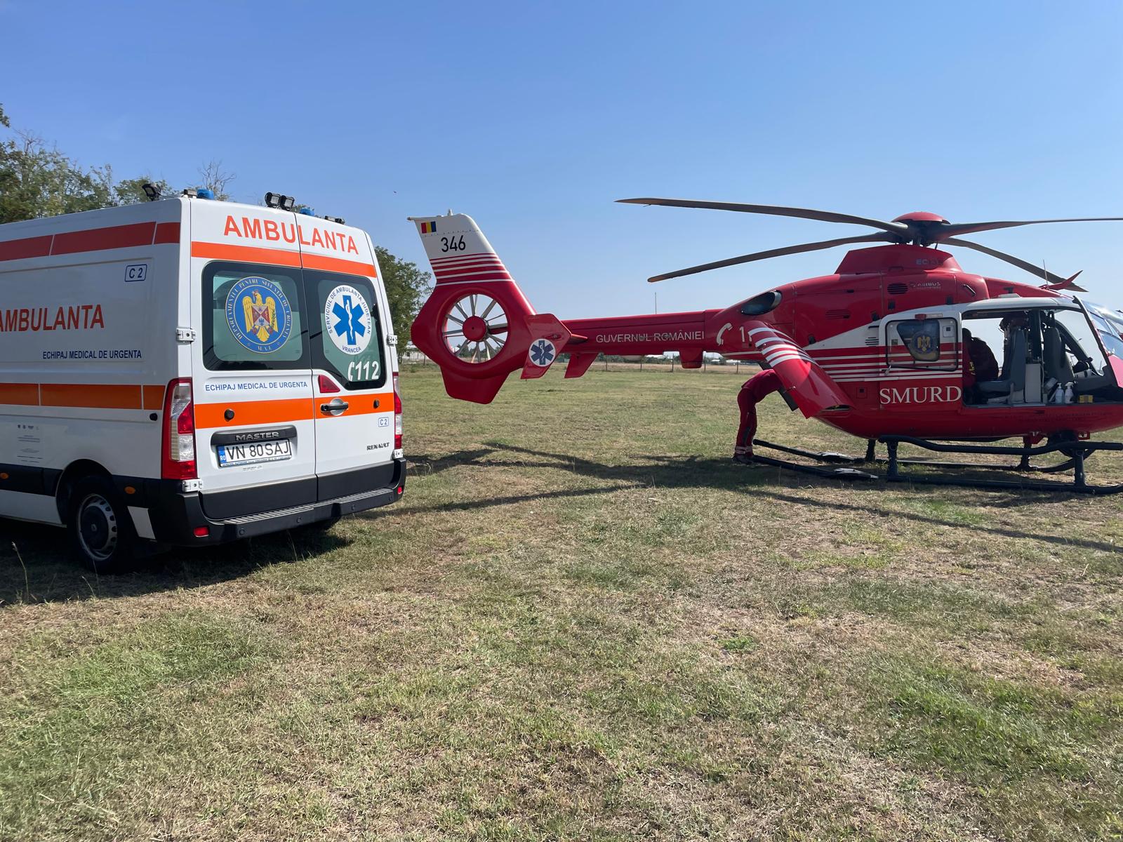 Elicopter SMURD decolând de pe aeroportul din București Elicopter SMURD decolând de pe aeroportul din București