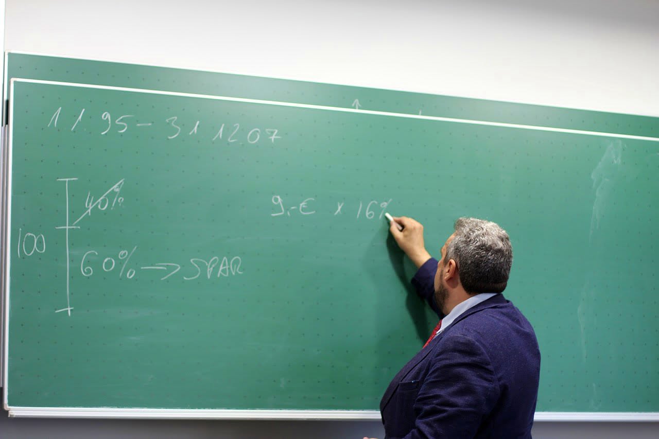 Elevi și profesori în sala de examen, proces de evaluare Elevi și profesori în sala de examen, proces de evaluare