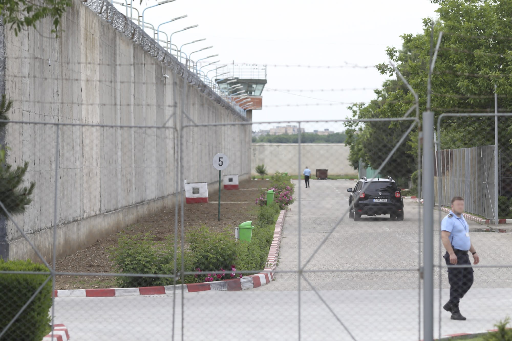 Patru angajați ai Penitenciarului Giurgiu, reținuți după ce au bătut un deținut până a intrat în stop cardiac