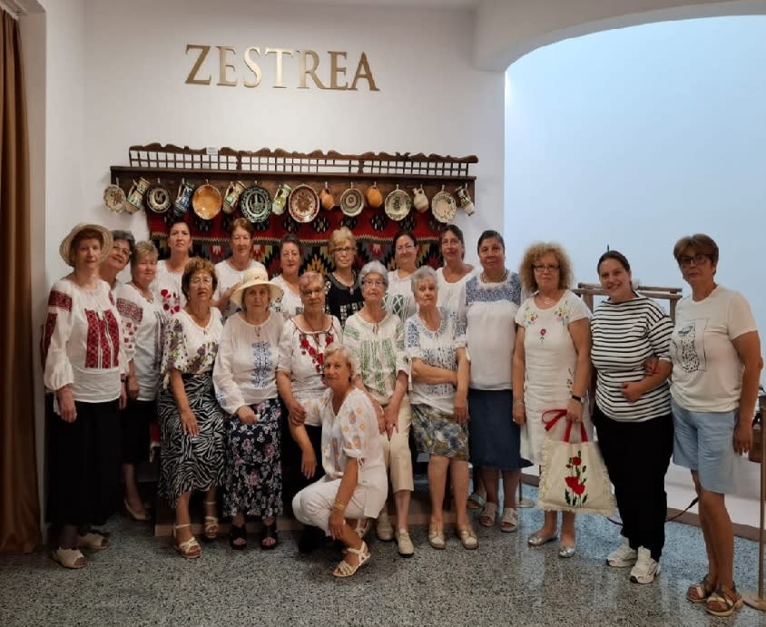 Doamne cusând ii tradiționale românești la muzeu Doamne cusând ii tradiționale românești la muzeu