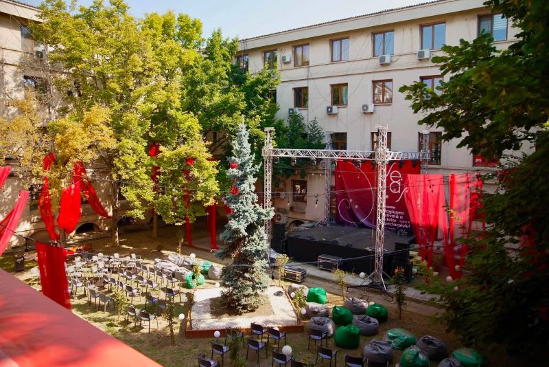 Concert în curtea interioară a Consiliului Județean Constanța Concert în curtea interioară a Consiliului Județean Constanța