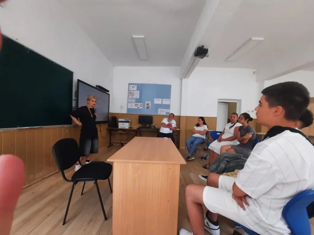 Participanți la mobilitatea Erasmus+ în discuție despre rezultate Participanți la mobilitatea Erasmus+ în discuție despre rezultate