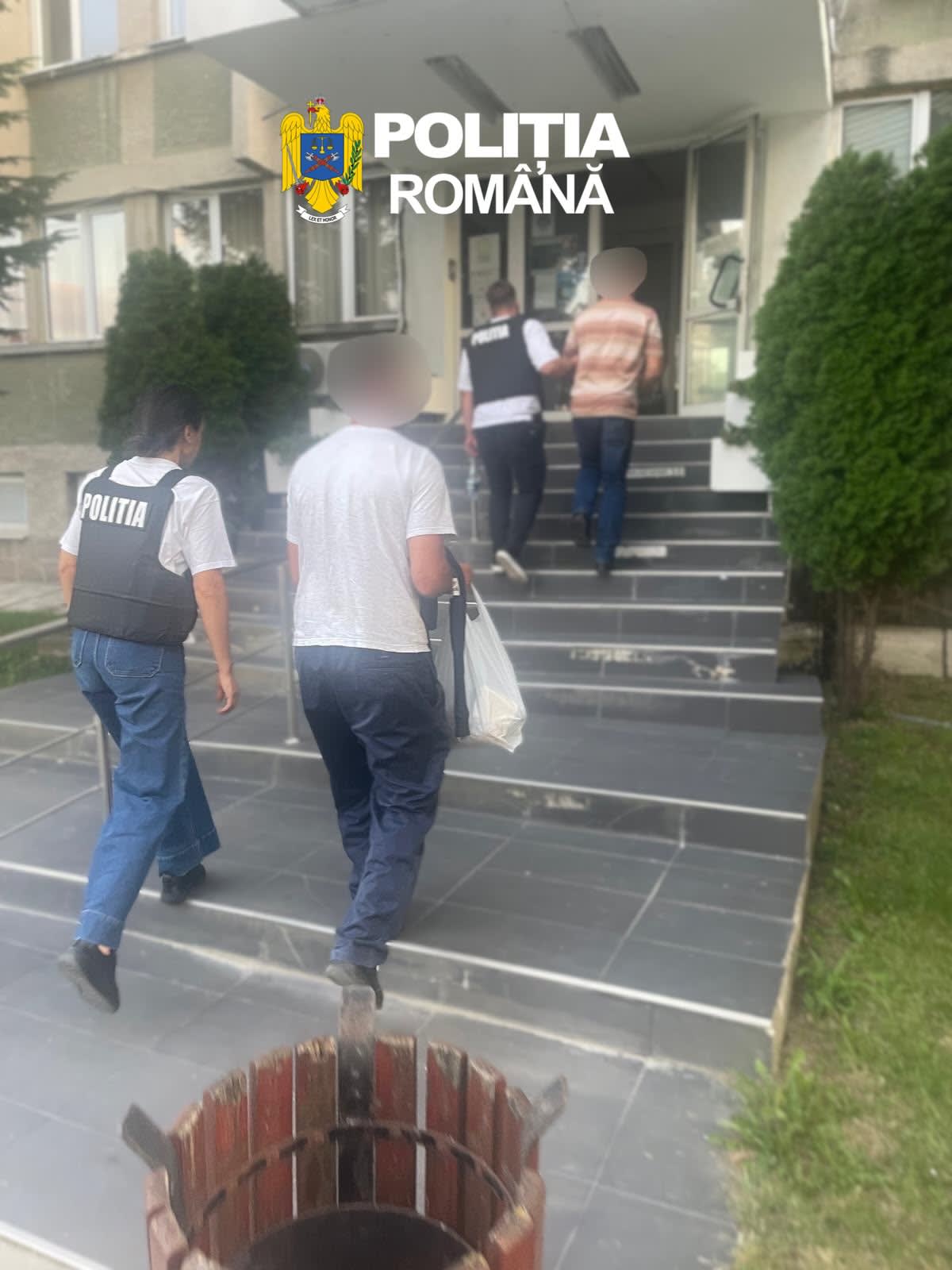 Polițiști în timpul perchezițiilor cu arme și muniție Polițiști în timpul perchezițiilor cu arme și muniție