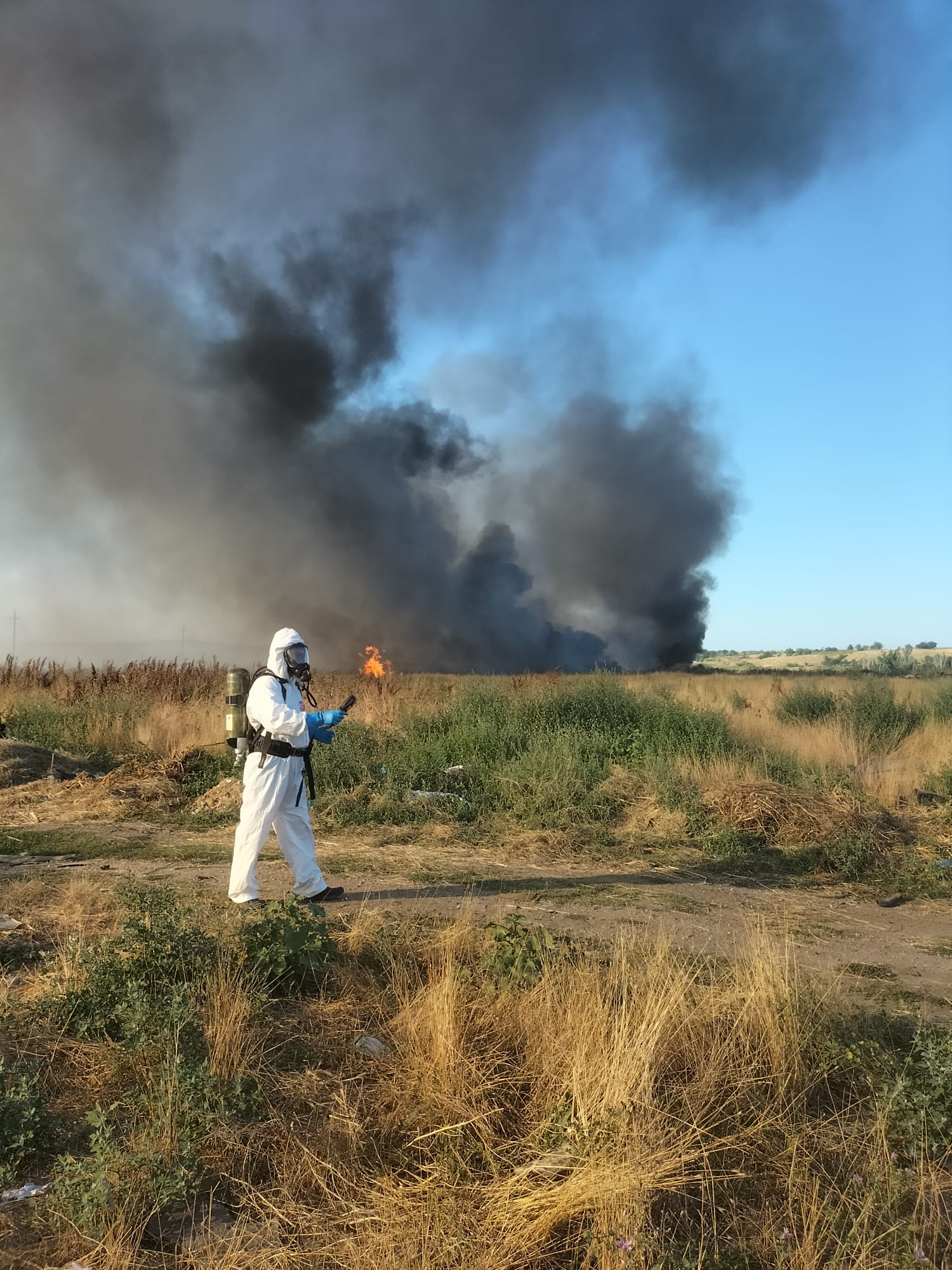 Pompieri în acțiune la incendiu de deșeuri în Teleorman Pompieri în acțiune la incendiu de deșeuri în Teleorman