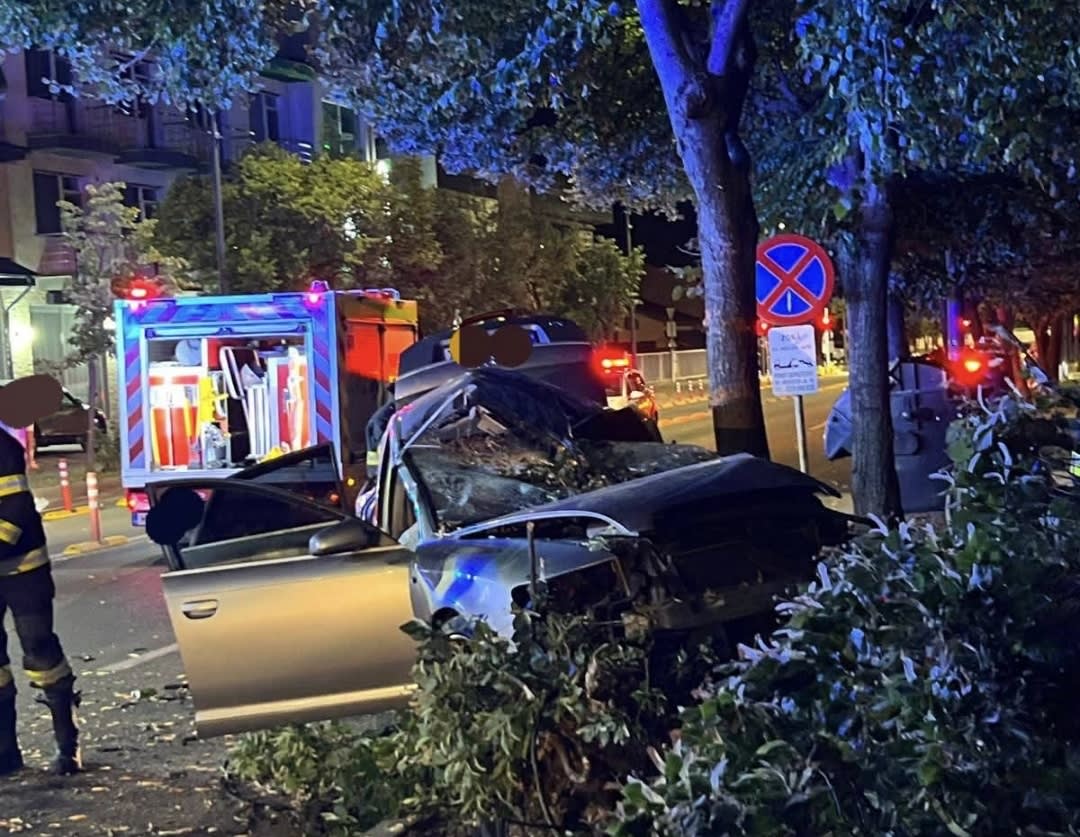 Mașină avariată după impactul cu copacul în Focșani Mașină avariată după impactul cu copacul în Focșani