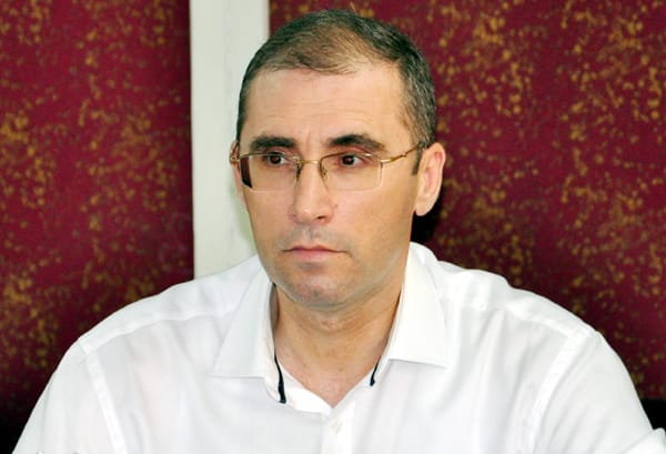 Portret discret al lui Marian Căruntu, simbol al modestiei și bunului-simț Portret discret al lui Marian Căruntu, simbol al modestiei și bunului-simț
