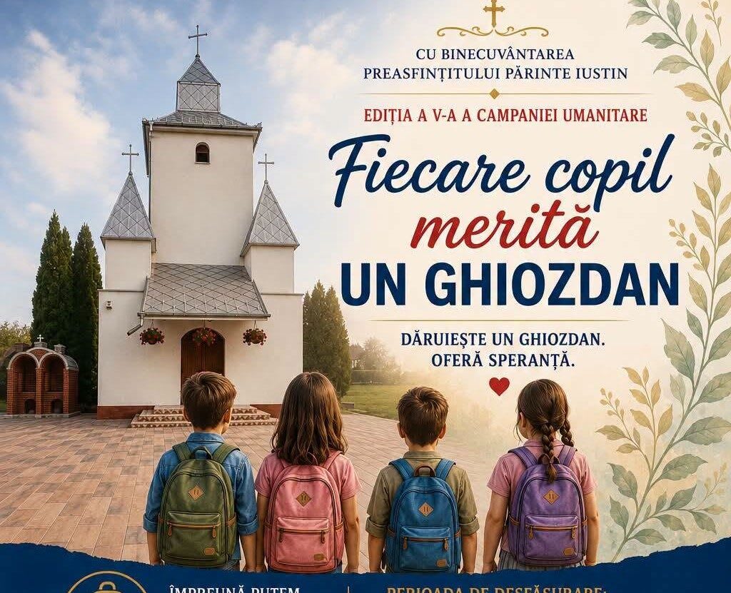 Copil cu ghiozdan nou în fața școlii din Mărtinești Copil cu ghiozdan nou în fața școlii din Mărtinești