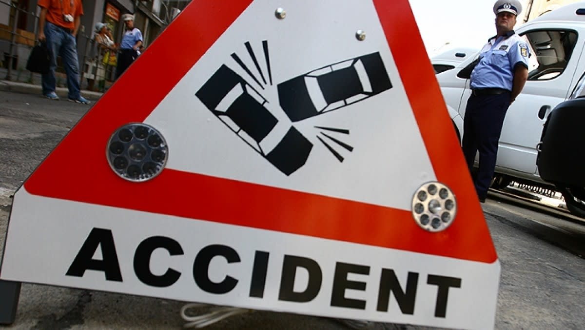 Un accident rutier în Panic: doi minori au fost duși la spital după coliziune
