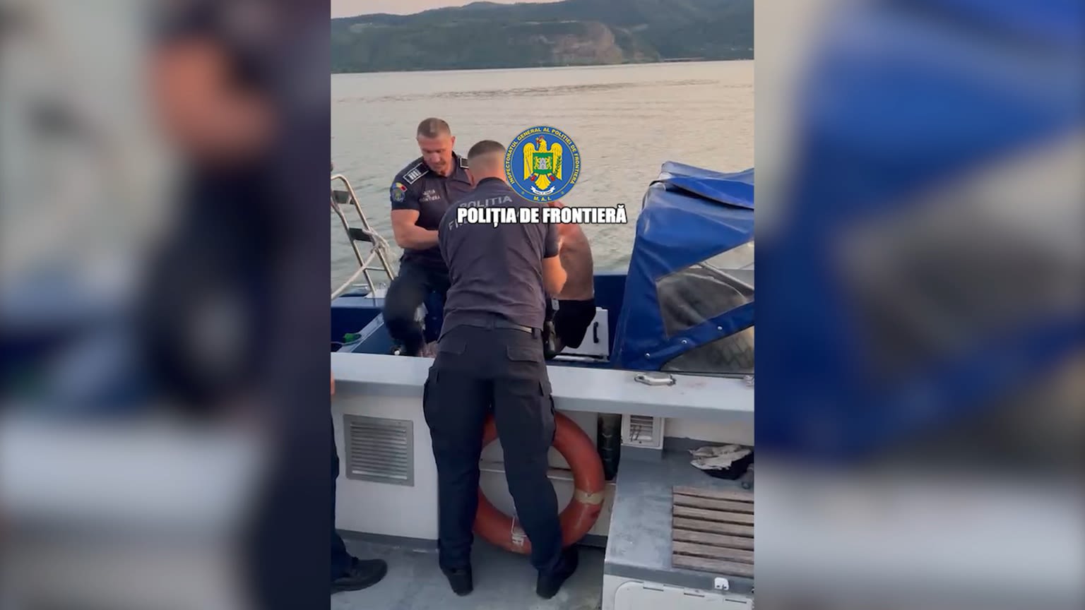 Polițiști de frontieră salvând un bărbat adormit pe un colac în Dunăre Polițiști de frontieră salvând un bărbat adormit pe un colac în Dunăre