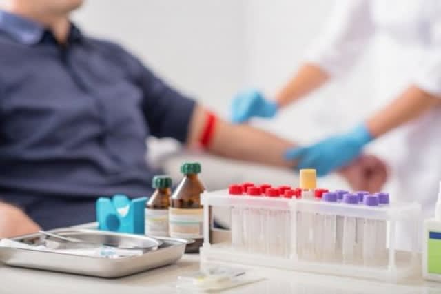 Doctor consultând pacient pentru analize medicale Doctor consultând pacient pentru analize medicale