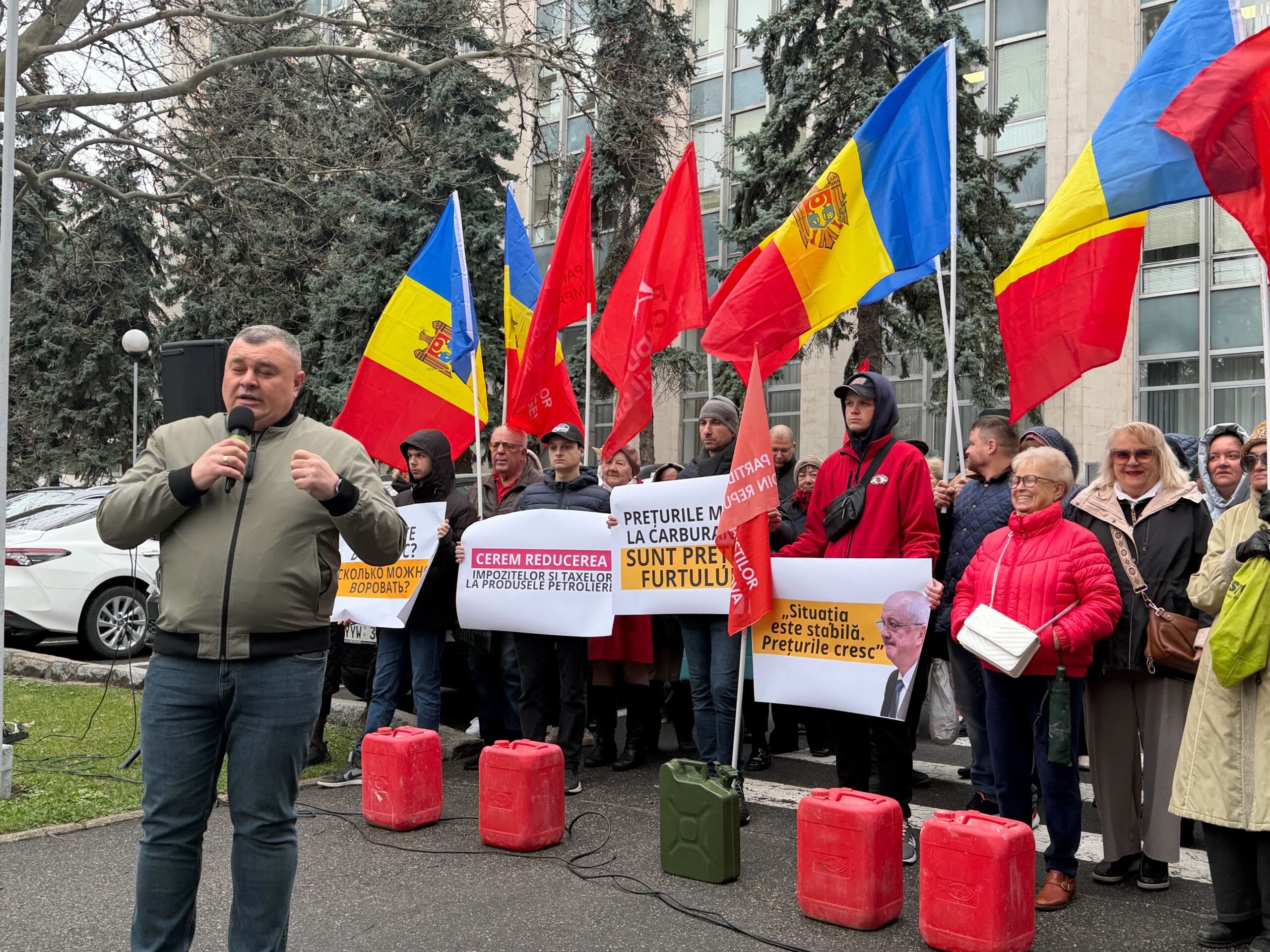 Președintele României semnează legea reducției accizei și TVA-ului Președintele României semnează legea reducției accizei și TVA-ului