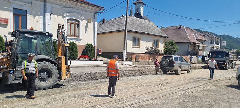 Lucrări la drum în Bârsana, utilaje și muncitori în acțiune Lucrări la drum în Bârsana, utilaje și muncitori în acțiune