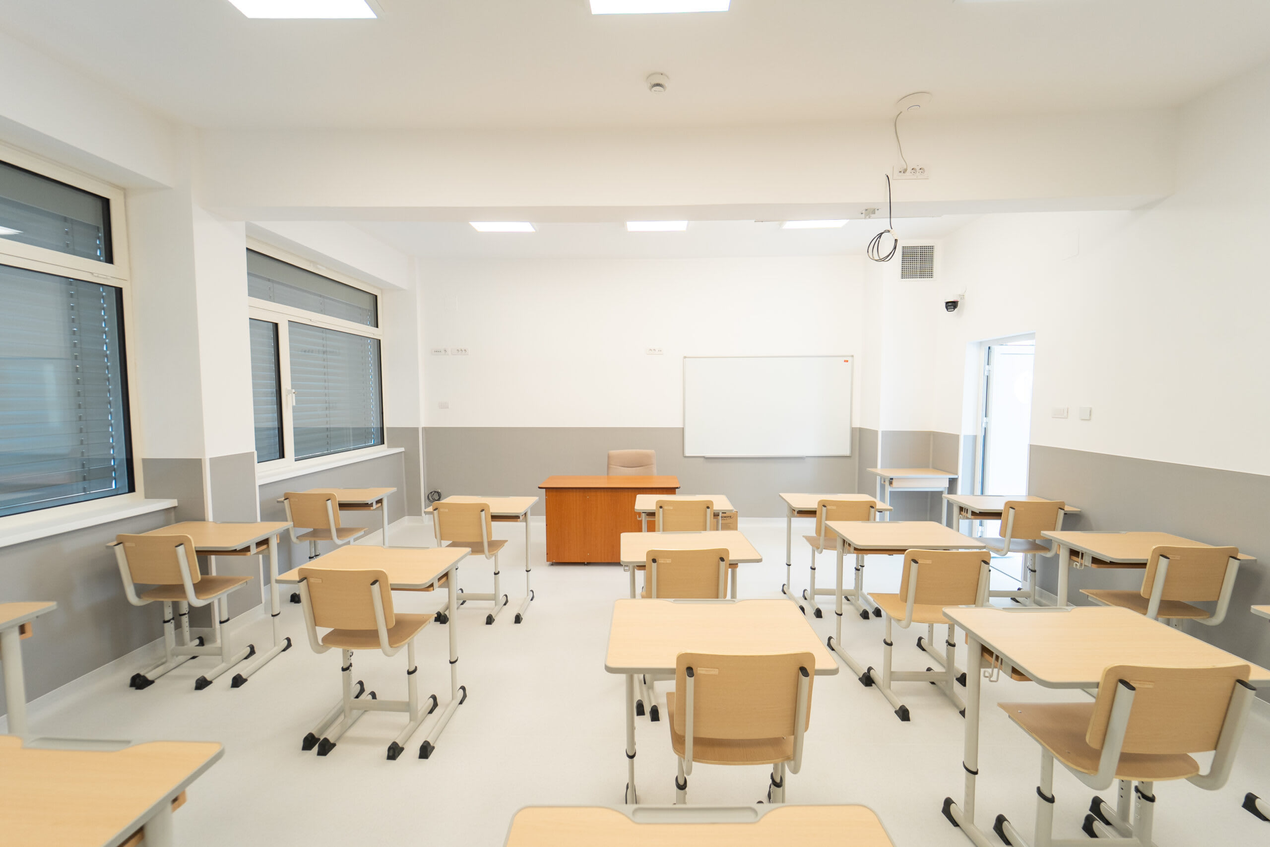 Clădire modernizată a școlii din Oradea, cu fațadă ventilată și săli de clasă dotate Clădire modernizată a școlii din Oradea, cu fațadă ventilată și săli de clasă dotate