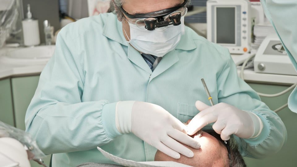 Cabinet stomatologic modern în România, pacient și medic în discuție Cabinet stomatologic modern în România, pacient și medic în discuție