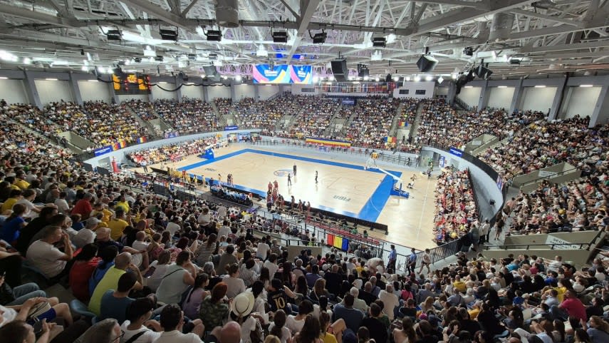 Spectatori în sala Danubius Arena Tulcea susținând echipa națională de handbal Spectatori în sala Danubius Arena Tulcea susținând echipa națională de handbal