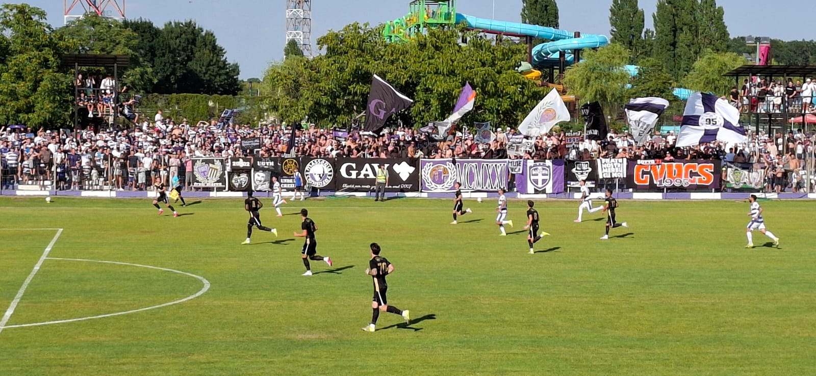 Jucători de fotbal în acțiune pe terenul din Timișoara Jucători de fotbal în acțiune pe terenul din Timișoara