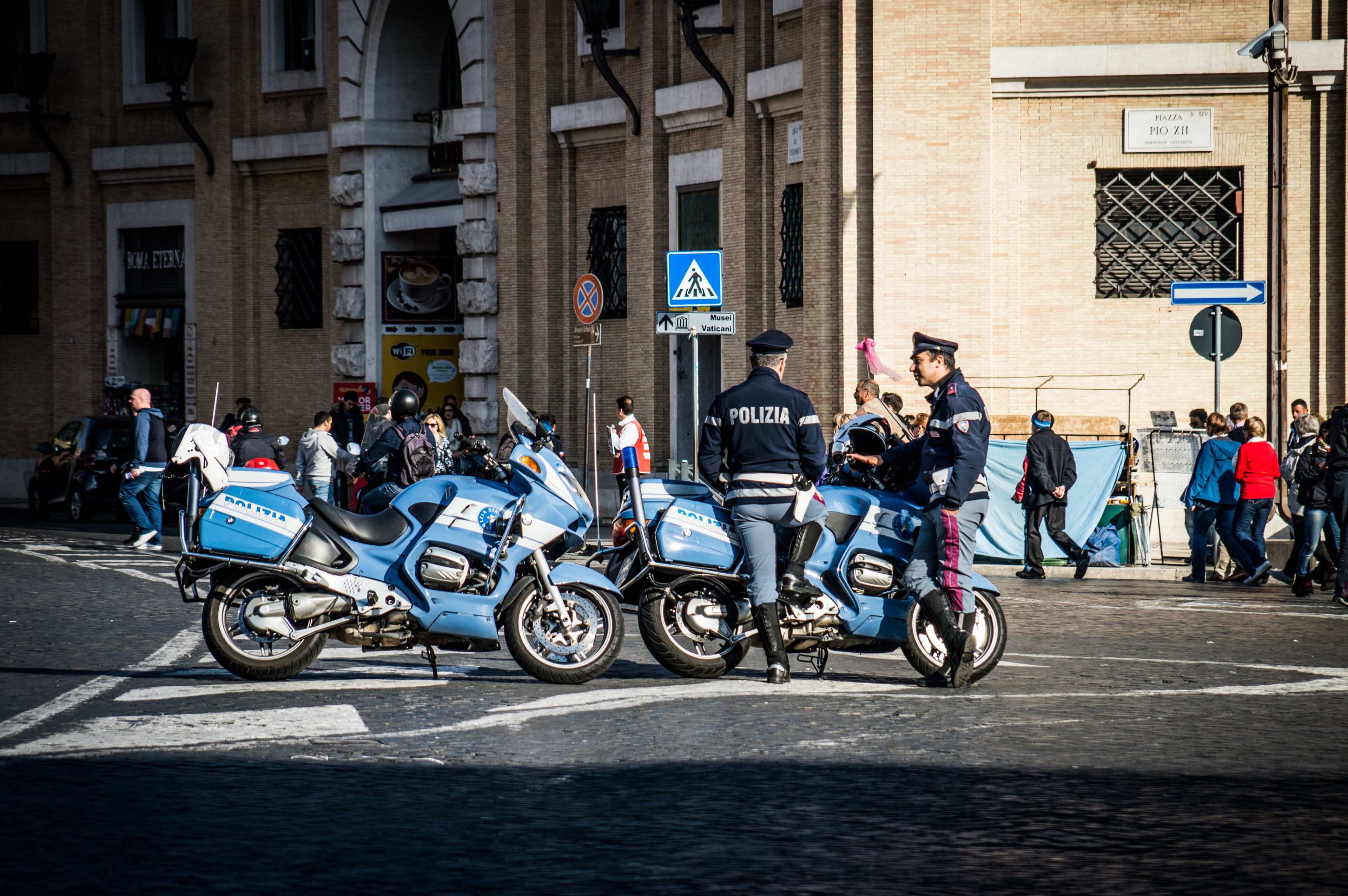 Tânăr român de 19 ani în câmp de roșii în Italia Tânăr român de 19 ani în câmp de roșii în Italia