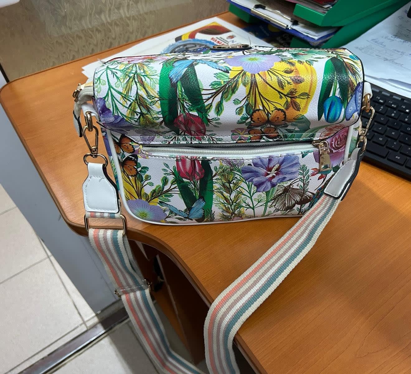 Polițiști locali din Vaslui returnând o poșetă cu acte și bani proprietarei Polițiști locali din Vaslui returnând o poșetă cu acte și bani proprietarei