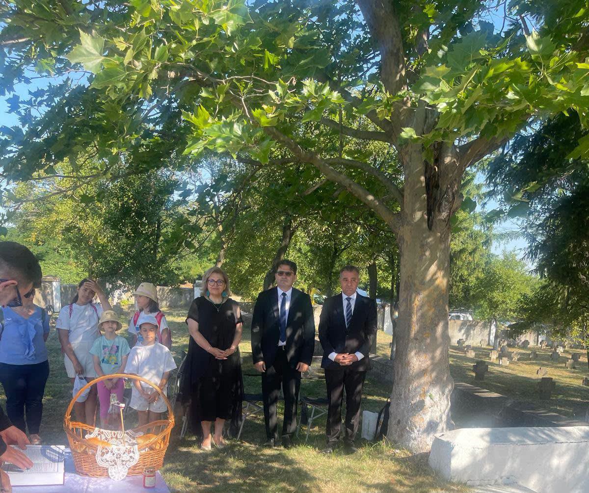 Elevi participând la activități de îngrijire a mormintelor în Bordești Elevi participând la activități de îngrijire a mormintelor în Bordești