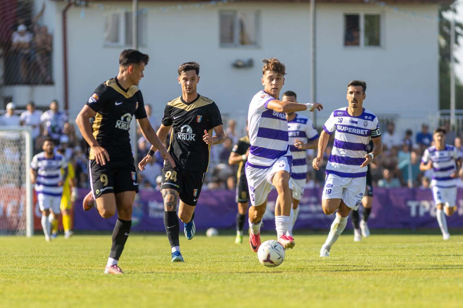 Jucători de fotbal în acțiune pe terenul din Timișoara Jucători de fotbal în acțiune pe terenul din Timișoara