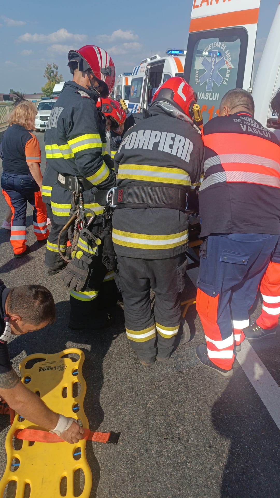 Echipaje de urgență intervenind la accident pe DE 581 în zona Tutova Echipaje de urgență intervenind la accident pe DE 581 în zona Tutova