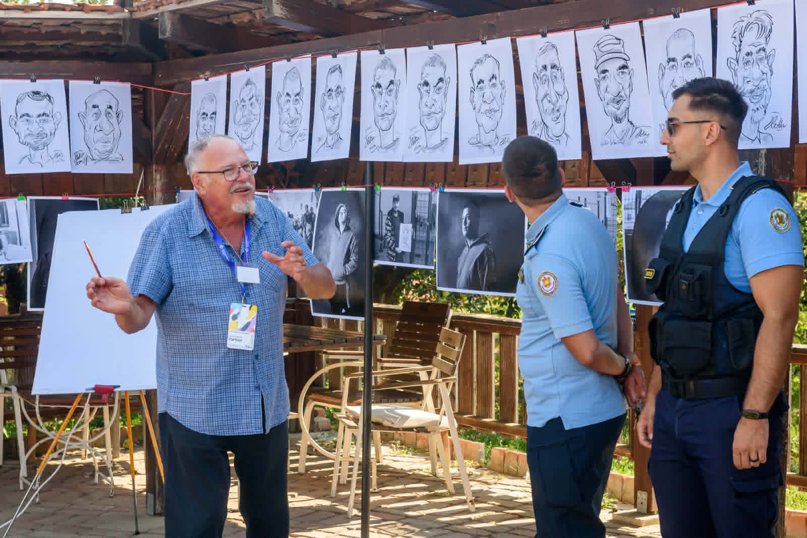 Deținuți participând la atelier de caricatură în fermă Deținuți participând la atelier de caricatură în fermă