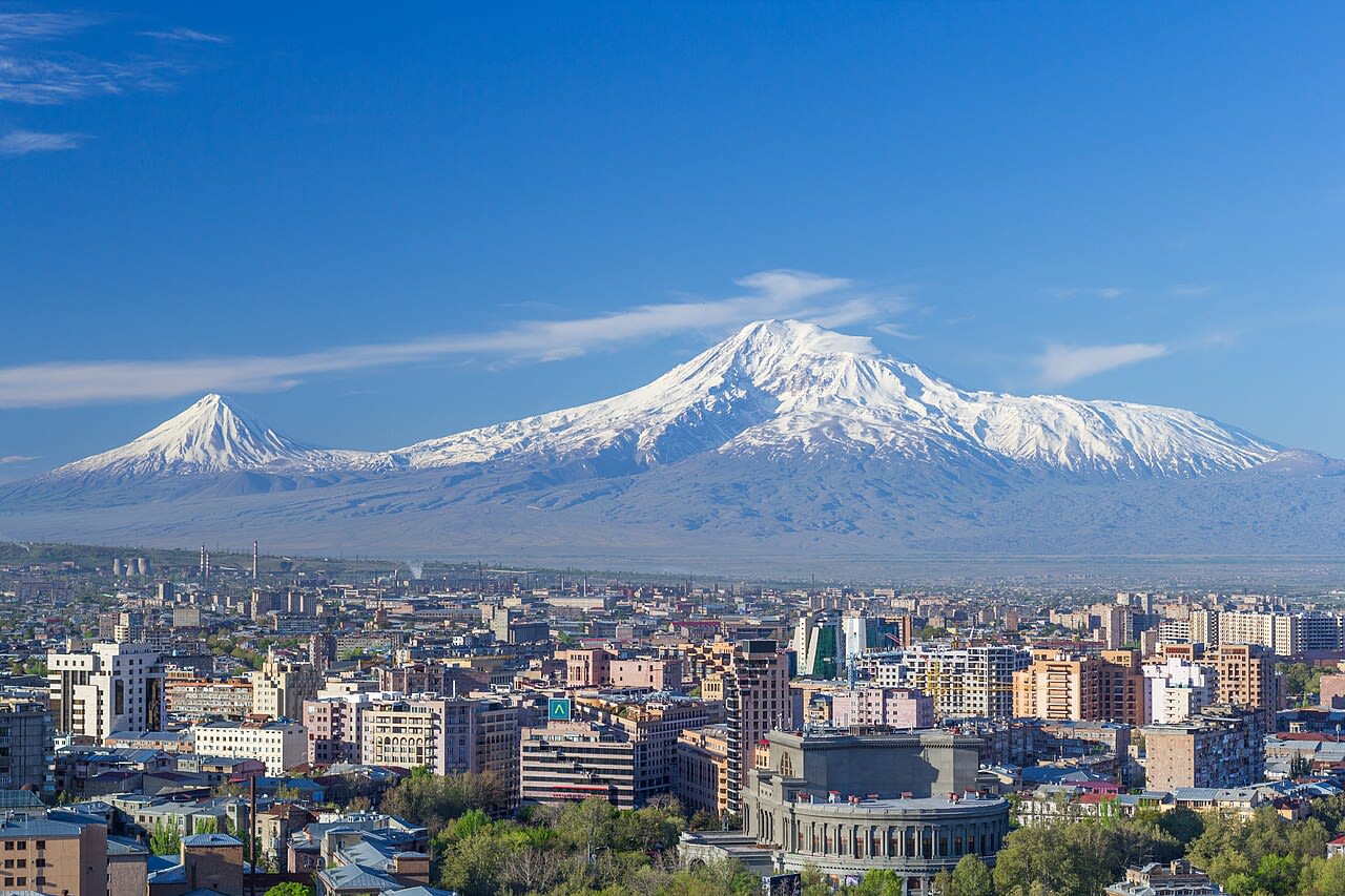 Echipă topografică efectuând măsurători pe teren în Luduș Echipă topografică efectuând măsurători pe teren în Luduș